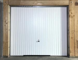 une porte de garage avec des stores verticaux blancs. dans l'établissement CosyRefuges - Le Refuge des Marmottes, à Vars 3 autres photos