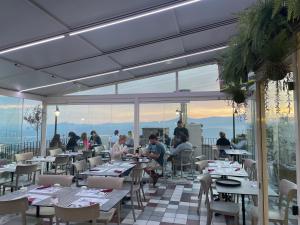 Restaurace v ubytování Drommire In Plassa E Clesia