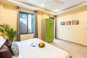 Habitación con cama y puerta verde en Homlee-Legacy 3BHK Flat in Central DEL-Lift-Terrace, en Nueva Delhi