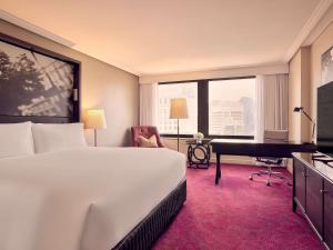 Televiisor ja/või meelelahutuskeskus majutusasutuses Sofitel Brisbane Central