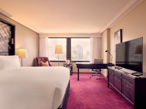 Televiisor ja/või meelelahutuskeskus majutusasutuses Sofitel Brisbane Central