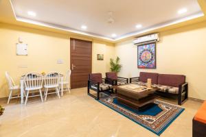 una sala de estar con un sofá y una mesa en Homlee-Legacy 3BHK Flat in Central DEL-Lift-Terrace, en Nueva Delhi