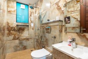 un baño con inodoro y lavabo en Homlee-Legacy 3BHK Flat in Central DEL-Lift-Terrace, en Nueva Delhi 24 fotos más