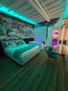 Una cama o camas en una habitación de Mirror Suite Roma Jacuzzi Colosseo Monti 22 fotos más