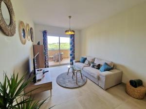 Una sala de estar con un sofá y un televisor. en SR Colinas del Faro 2 BDR in Mijas Costa, en Mijas Costa
