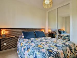 Un dormitorio con una cama y un espejo grande. en SR Colinas del Faro 2 BDR in Mijas Costa, en Mijas Costa 30 fotos más