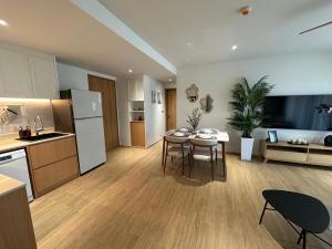 Η κουζίνα ή μικρή κουζίνα στο Laguna Beachside Residences 2bdr