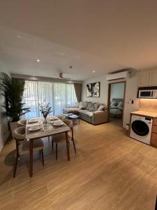 Η κουζίνα ή μικρή κουζίνα στο Laguna Beachside Residences 2bdr