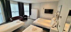 TV a/nebo společenská místnost v ubytování Medehamstede Hotel
