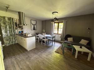 Η κουζίνα ή μικρή κουζίνα στο Gîte 2, ouvriers, vacances 1h45 de Paris +6 φωτογραφίες