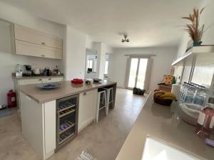 Kuchyň nebo kuchyňský kout v ubytování Psarou Summer Villas