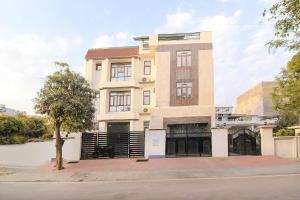 a building on the corner of a street at HOTEL O JMD INN in Gomti Nagar