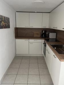 Kuchyň nebo kuchyňský kout v ubytování Ferienwohnung Neuhaus auf Norderney