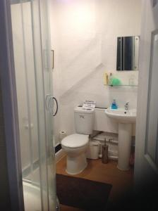 uma casa de banho com um WC e um lavatório em The Beaufort Hunt em Chipping Sodbury