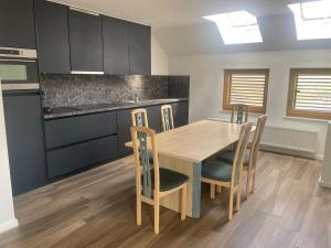 Kuchyň nebo kuchyňský kout v ubytování Entire fully equipped apartment