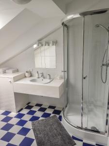 Koupelna v ubytování Crystal Suites Old Town