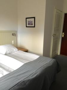 Postel nebo postele na pokoji v ubytování Adels Hotel