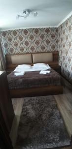 Rúm í herbergi á Guest House Misho