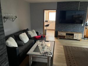 TV a/nebo společenská místnost v ubytování Ferienwohnung Klara