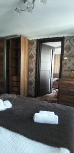 Rúm í herbergi á Guest House Misho