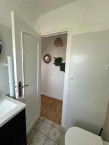 ein Badezimmer mit Toilette, Waschbecken und Spiegel in der Unterkunft Maison de charme 3 chambres plage de Lodonnec in Loctudy + 10 Fotos