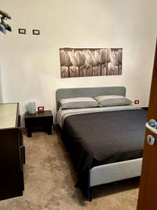 a bedroom with a large bed and a table at L'Asfodelo in Uggiano la Chiesa