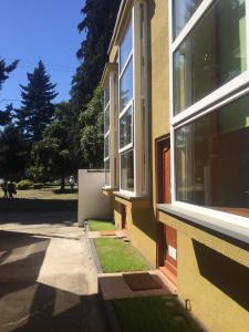 een gebouw met een raam aan de zijkant bij Tribu Malen Apartamentos in Temuco