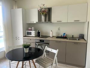 Η κουζίνα ή μικρή κουζίνα στο ApartHotel Asparuh Studio3