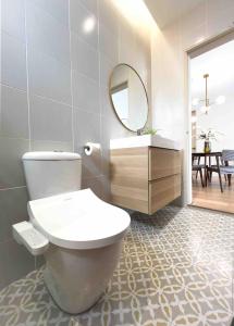 Un baño con inodoro, lavabo y espejo. en DERU Modern seaview apartment in KT city centre, en Kuala Terengganu 48 fotos más