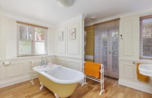 Bilik mandi di Grand Garden Apartment - The Old Vicarage - Duplex Residence, Breathtaking sea views Over Shanklin Bay - Shanklin Old Village, fantastic family getaway! +49 gambar