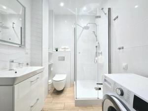 サルビノボにあるApartament Fala by BALTIC CLUB - 300m od Plażyのシャワーとトイレ付きの白いバスルーム