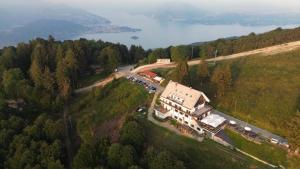 widok z góry na dom na wzgórzu w obiekcie Albergo Casa Della Neve w mieście Stresa