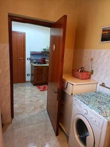 シャッカにあるMarotta Houseの洗濯機と乾燥機を備えたランドリールーム +27枚の写真