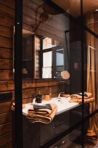 a bathroom with a sink and a mirror at Maison d'hôtes Les Notes Endormies adultes only in Walcourt