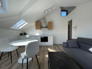 un salon avec un canapé et une table dans l'établissement Midi Station 3, à Bruxelles