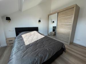 - une chambre avec un grand lit et une grande porte coulissante dans l'établissement Midi Station 3, à Bruxelles