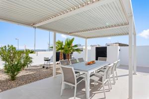 Un balcón o terraza de Luxury family villa with privacy