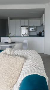 a room with a bed and a kitchen at Unbeatable location with FREE parking-Limited offer in Auckland