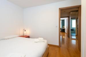 Postel nebo postele na pokoji v ubytování Cozy Central Duplex Garden & Family Comfort