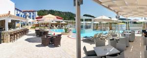 Bazén v ubytování Aphrodite Beach Hotel nebo v jeho okolí