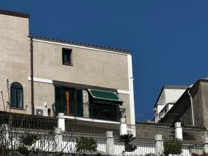 un edificio con porta verde e balcone di Casa Mercurio a Scala