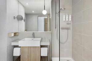 un bagno con lavandino e doccia di Courtyard by Marriott Zurich North a Zurigo