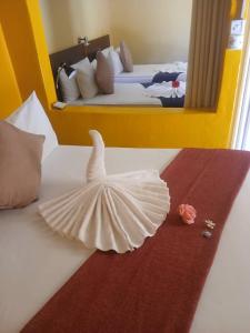 Postel nebo postele na pokoji v ubytování Impovu Guest House