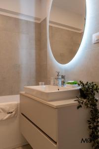 un bagno con lavandino e specchio di MoHost Noua 2 - Scenic Mountain Getaway a Braşov Altre 43 foto