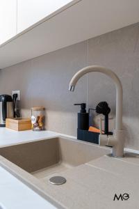 un lavandino con rubinetto in cucina di MoHost Noua 2 - Scenic Mountain Getaway a Braşov