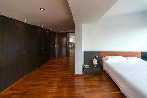 Un dormitorio con una cama grande y suelo de madera. en WELCS VILLA 239 PDA con piscina y vista, en Sant Feliu de Guíxols 56 fotos más