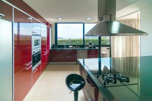 una cocina con encimera y estufa horno superior en WELCS VILLA 239 PDA con piscina y vista, en Sant Feliu de Guíxols