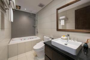 Phòng tắm tại Bloom in Hanoi - The Residences