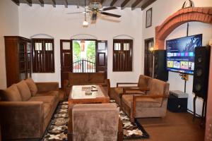 TV a/nebo společenská místnost v ubytování Riyasatkar Heritage Resort