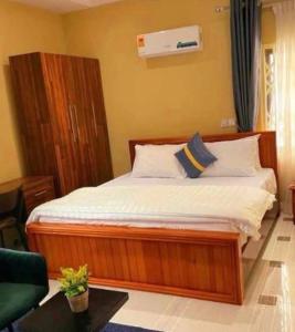 a bedroom with a wooden bed in a room at Nouvelle Place in Trofwi